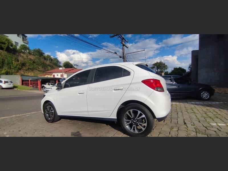 CHEVROLET - ONIX - 2015/2016 - Branca - R$ 55.900,00