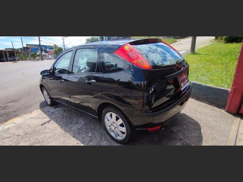 FORD - FOCUS - 2006/2007 - Preta - R$ 27.900,00