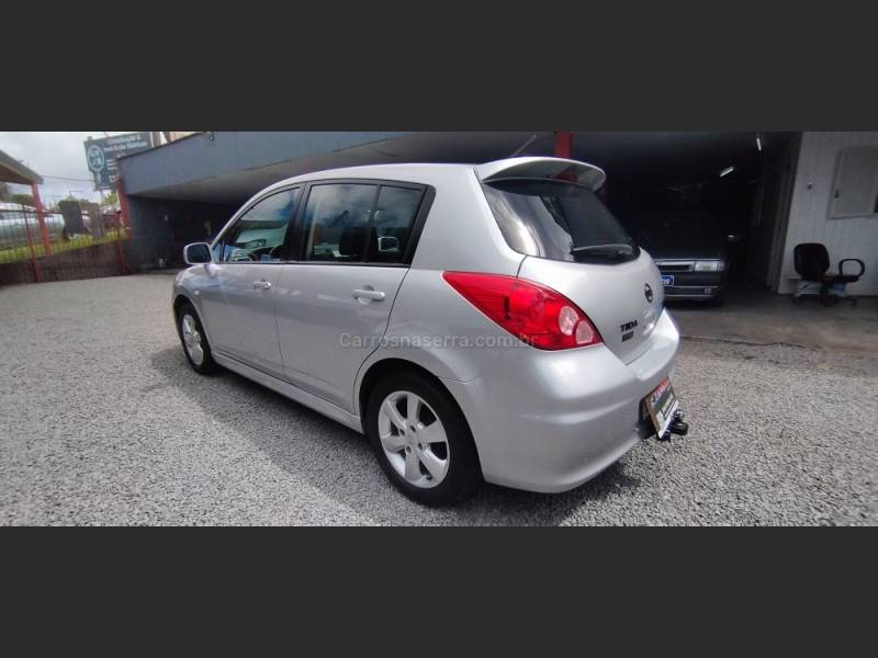 NISSAN - TIIDA - 2012/2013 - Prata - R$ 35.900,00