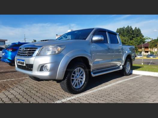 TOYOTA - HILUX - 2014/2014 - Prata - R$ 141.900,00